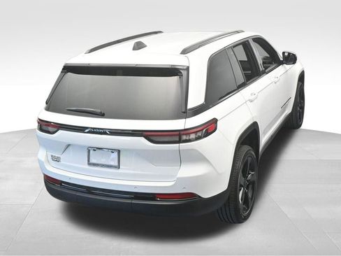 Used 2025 Jeep Grand Cherokee Altitude image 50