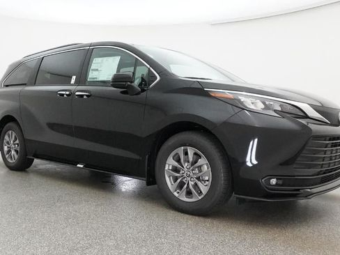 New 2026 Toyota Sienna XLE FWD image 29