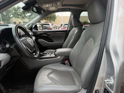 Used 2022 Toyota Highlander Limited FWD image 29