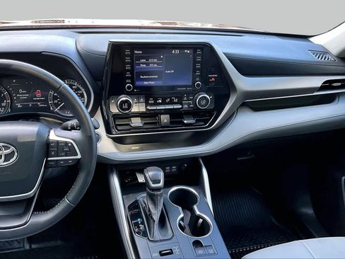 Used 2022 Toyota Highlander XLE AWD/4WD image 7