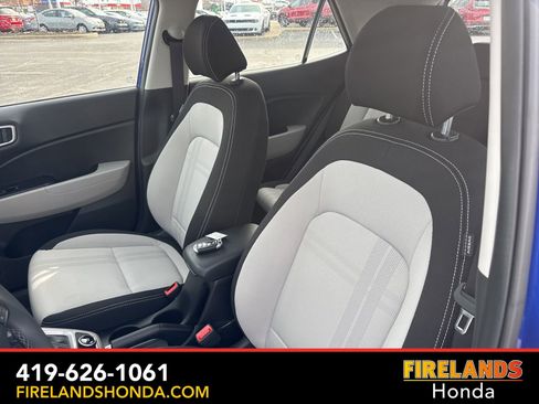 Used 2025 Hyundai Venue SEL image 15