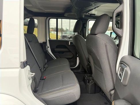 Used 2025 Jeep Wrangler Sahara image 32