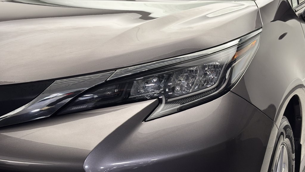 Certified 2024 Toyota Sienna LE FWD image 3
