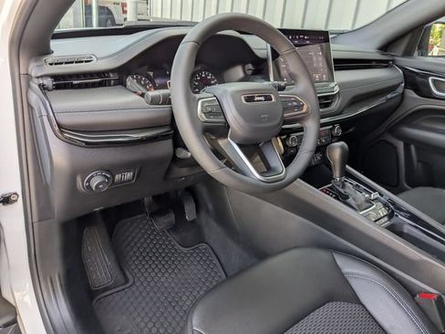 Used 2025 Jeep Compass Latitude w/ Convenience Group AWD/4WD image 2