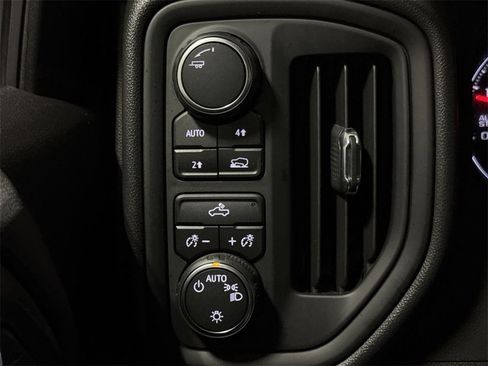 Used 2024 Chevrolet Silverado 1500 Custom image 17