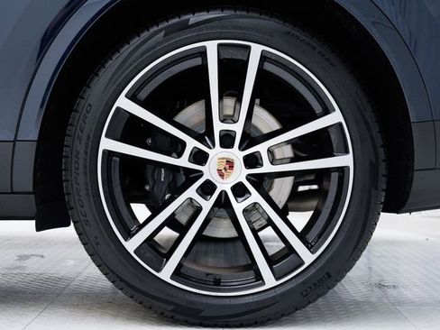Certified 2025 Porsche Cayenne Coupe AWD/4WD image 39