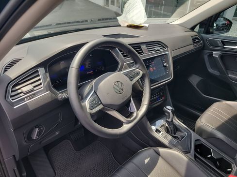 Used 2024 Volkswagen Tiguan SE FWD image 19