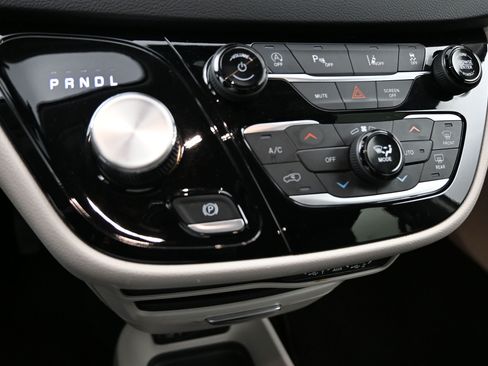 Used 2024 Chrysler Pacifica Touring-L FWD image 7
