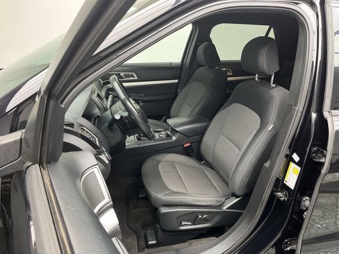 Used 2017 Ford Explorer XLT image 9