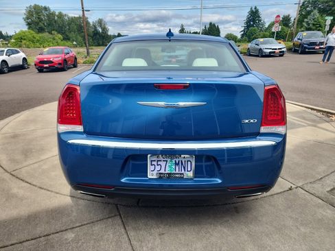 Used 2020 Chrysler 300 Touring image 4