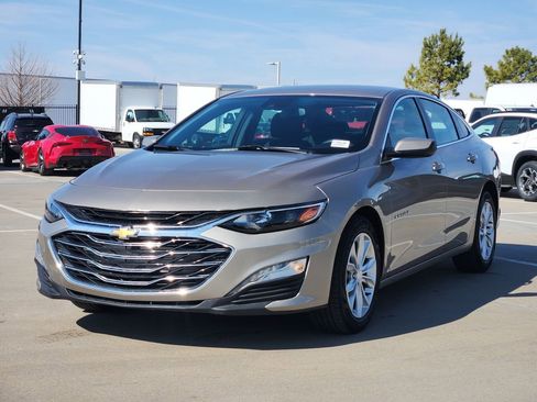 Used 2025 Chevrolet Malibu LT image 3