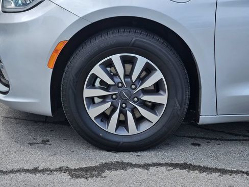 Used 2023 Chrysler Pacifica Touring-L FWD image 9