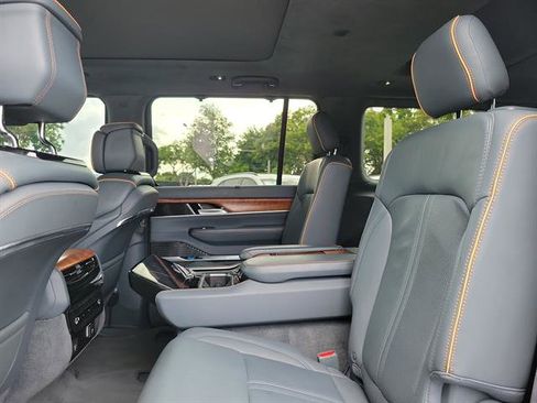 Used 2023 Jeep Grand Wagoneer Series II image 37