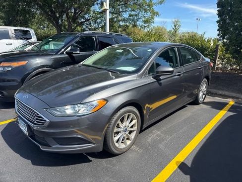 Used 2017 Ford Fusion SE FWD image 3