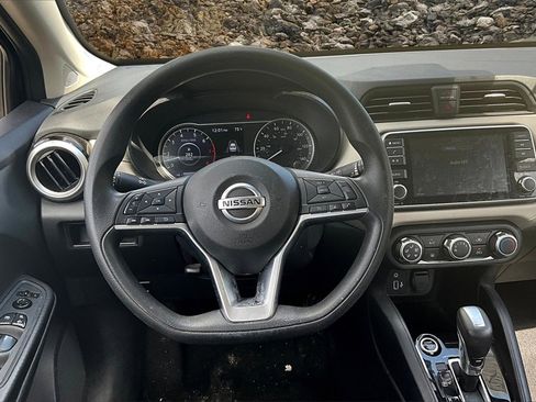 Used 2021 Nissan Versa SV image 5