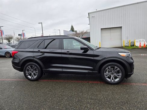 Used 2024 Ford Explorer XLT w/ Equipment Group 202A image 4
