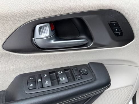 Used 2024 Chrysler Pacifica Touring-L FWD image 22