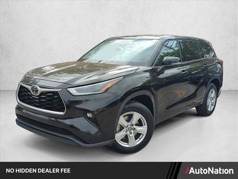 Used 2021 Toyota Highlander LE FWD image 1