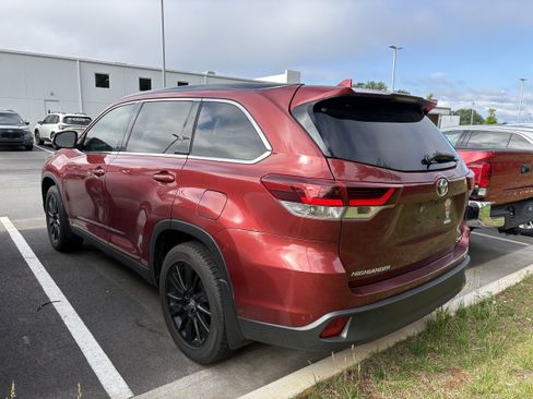 Used 2019 Toyota Highlander SE AWD/4WD image 4