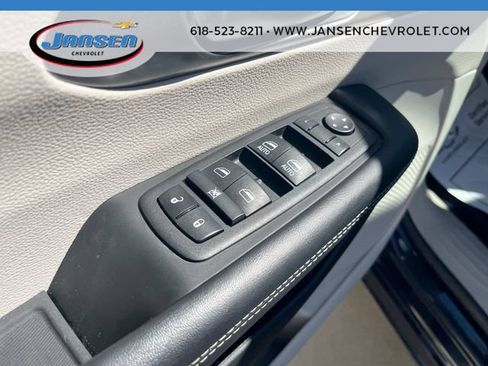 Used 2023 Chrysler Pacifica Touring-L FWD image 22