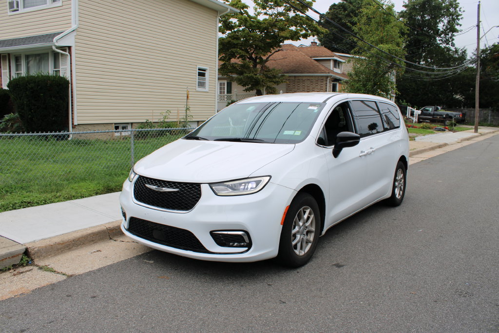 Used 2025 Chrysler Pacifica Select FWD image 2