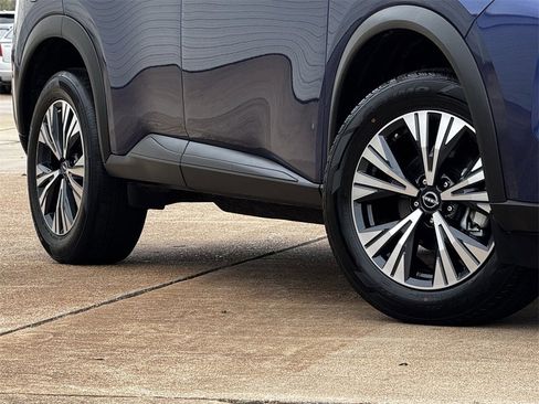 Used 2023 Nissan Rogue SV image 3