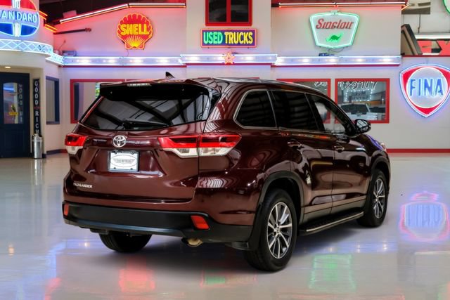Used 2019 Toyota Highlander XLE FWD image 3