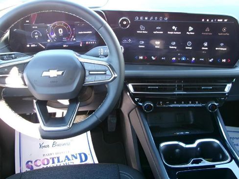 Used 2025 Chevrolet Traverse LT FWD image 11