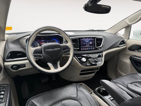 Used 2018 Chrysler Pacifica Limited image 15