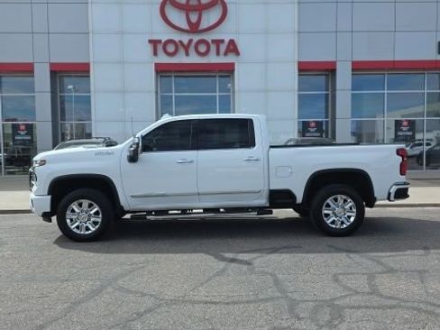 Used 2024 Chevrolet Silverado 2500 High Country image 2