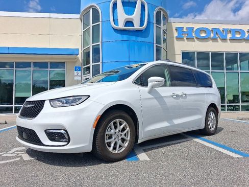 Used 2021 Chrysler Pacifica Touring-L FWD image 1