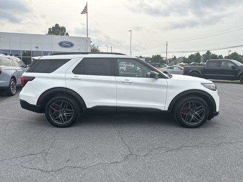 Used 2025 Ford Explorer ST AWD/4WD image 2