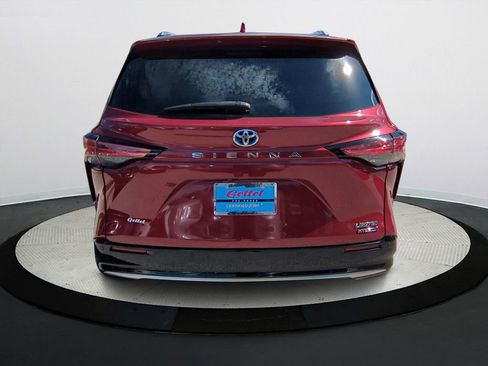 Used 2023 Toyota Sienna Limited image 5