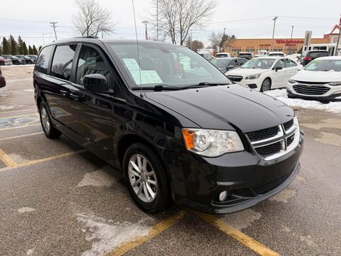 Used 2019 Dodge Grand Caravan SXT image 2