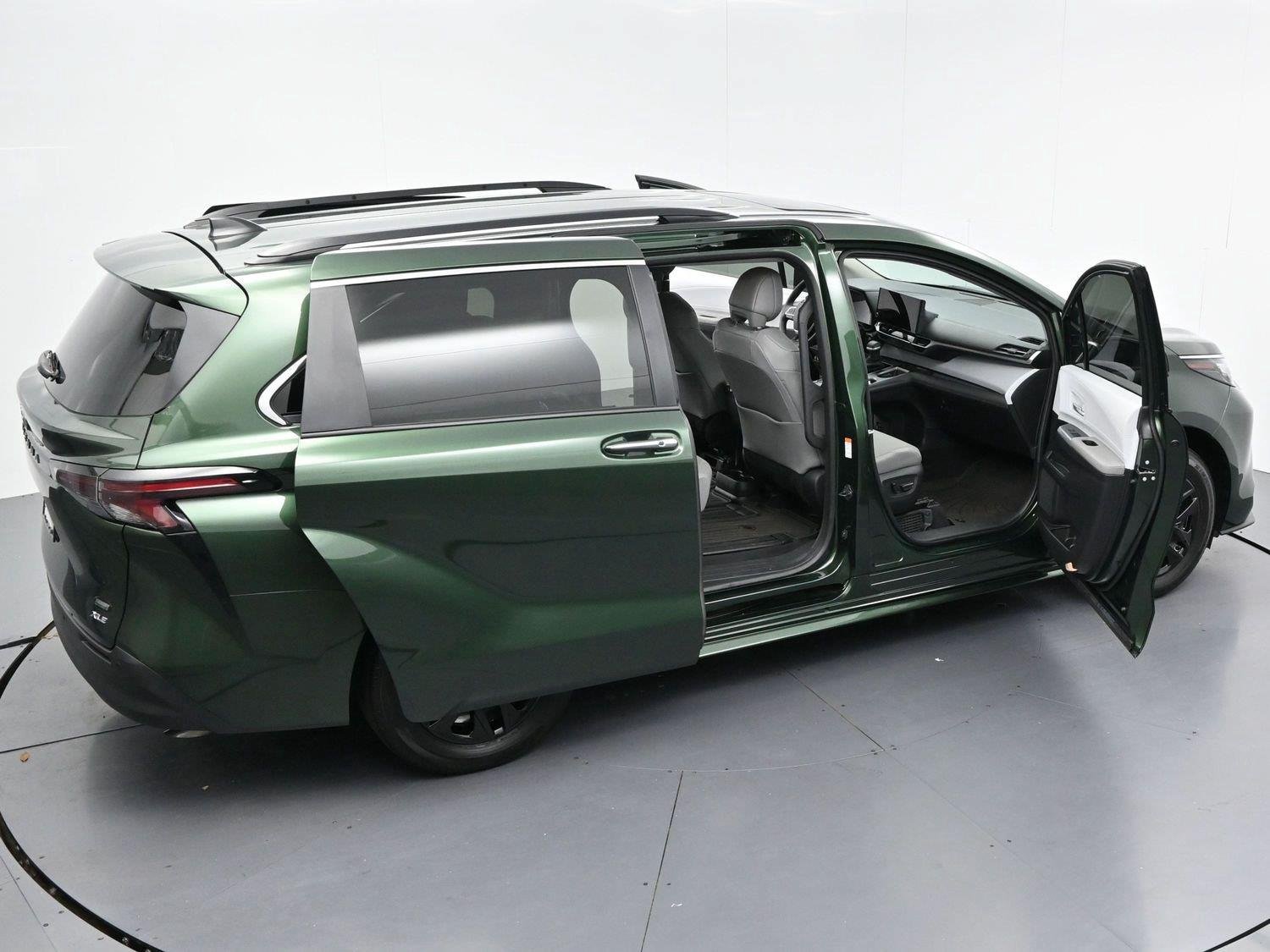Used 2025 Toyota Sienna XLE FWD image 44
