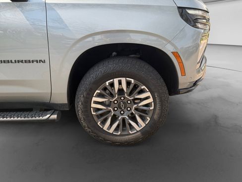 Used 2025 Chevrolet Suburban Z71 image 30