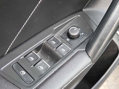 Used 2022 Volkswagen Tiguan SE w/ Panoramic Sunroof Package image 26