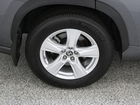 Used 2025 Toyota Highlander LE AWD/4WD image 6