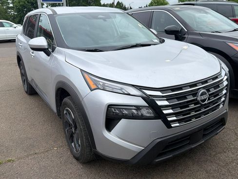 Used 2025 Nissan Rogue SV AWD/4WD image 2