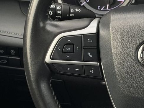 Used 2024 Toyota Highlander XLE AWD/4WD image 13