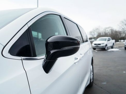 Used 2024 Chrysler Pacifica Touring-L image 32