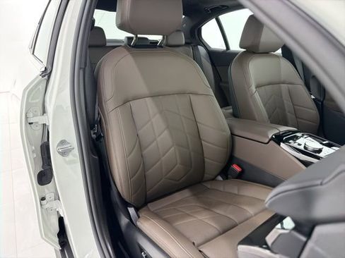 Used 2025 BMW i5 xDrive40 w/ Premium Package image 19