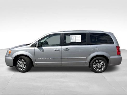 Used 2014 Chrysler Town & Country Touring-L w/ Driver Convenience Group FWD image 2