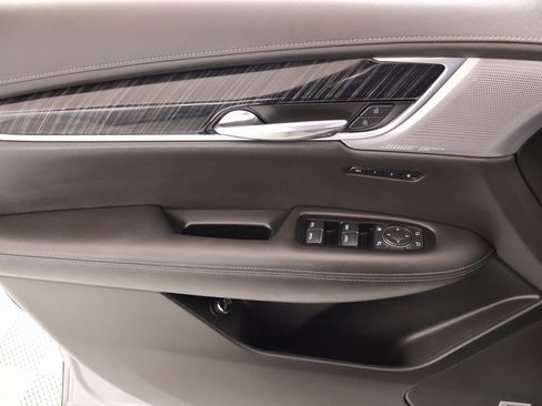 Used 2025 Cadillac XT6 Premium Luxury image 18