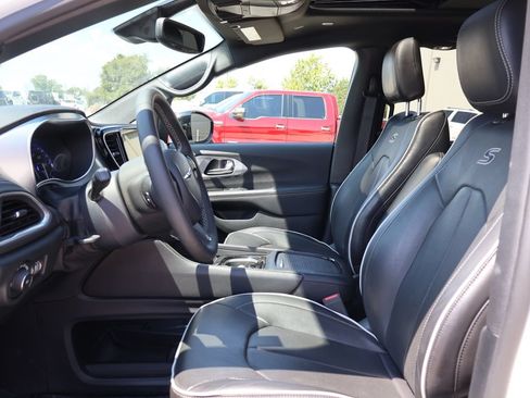 Used 2025 Chrysler Pacifica Limited FWD image 21