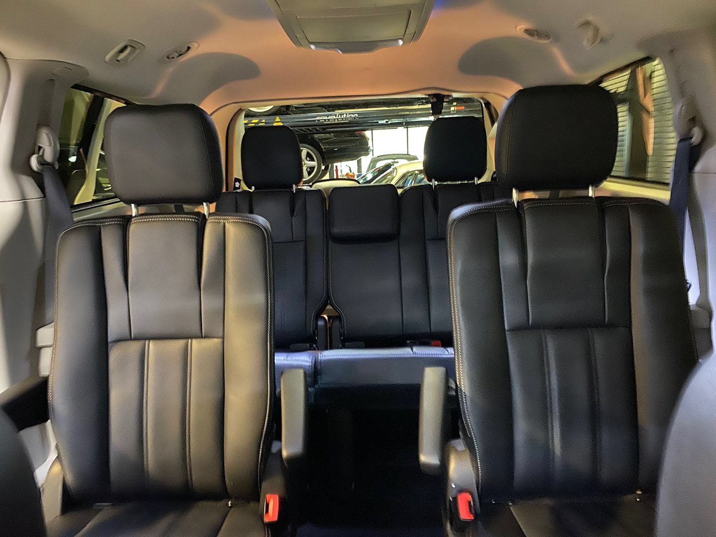 Used 2016 Chrysler Town & Country Touring FWD image 30