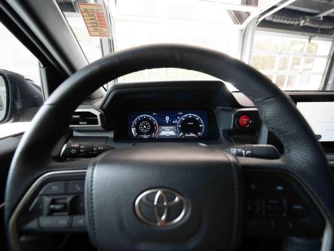Used 2025 Toyota Tacoma TRD Off-Road image 15