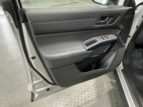 Used 2025 Nissan Pathfinder SV image 27