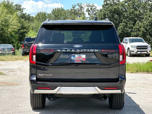 Used 2025 Ford Expedition Platinum w/ Driver's Package AWD/4WD image 14