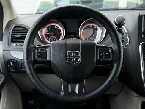 Used 2018 Dodge Grand Caravan SE w/ UConnect Hands-Free Group image 30